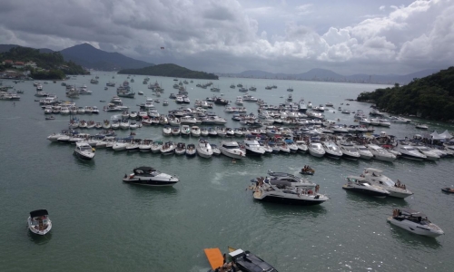 Carnaval registra lotação e procura por aluguel de lancha na Praia do Caixa D’Aço é intensa