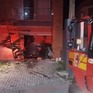 Carro invade entrada de apartamento e gera vazamento de gás em Bombinhas