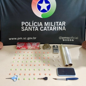 Homem resiste à abordagem policial e é detido por tráfico de drogas em Porto Belo