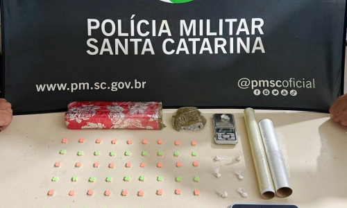 Homem resiste à abordagem policial e é detido por tráfico de drogas em Porto Belo
