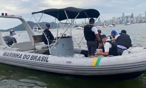 Operação no Caixa D’Aço flagra irregularidades em embarcações no Carnaval