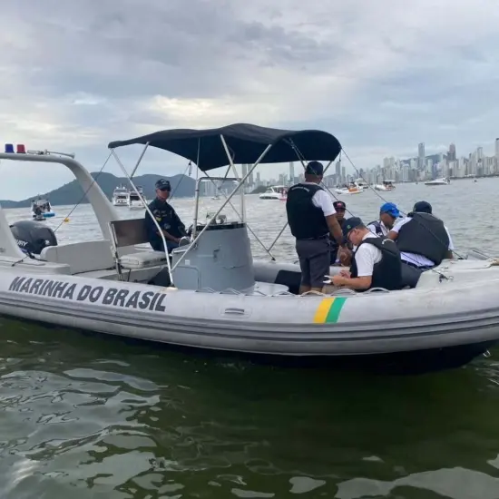 Operação no Caixa D’Aço flagra irregularidades em embarcações no Carnaval