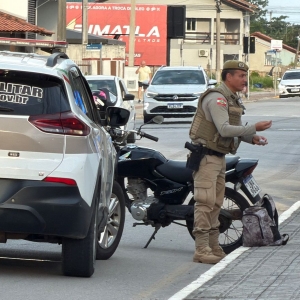Após ser abordado por policiais em via movimentada, jovem é liberado