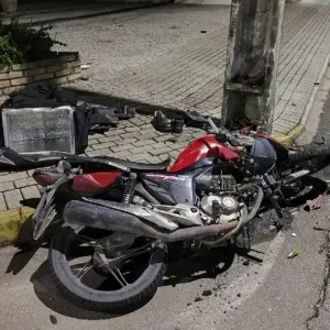 Motociclista se choca contra poste e fica gravemente ferido em Brusque
