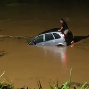 Veículo sai da pista e vai parar dentro do Rio Itajaí-Mirim em Brusque