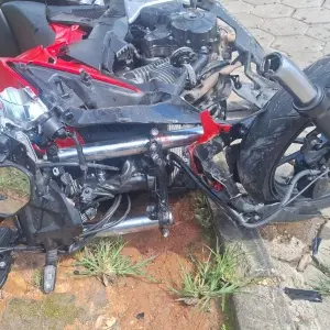 Colisão entre carro e moto deixa dois feridos na SC-108, em Canelinha