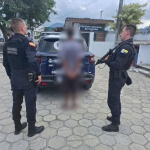 Homem com mandado de prisão por porte ilegal e receptação é detido em Itapema