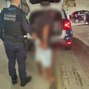 Homem é contido por populares após tentativa falha de furtar um celular e uma garrafa de whisky