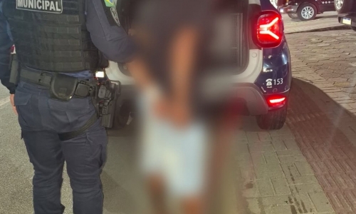 Homem é contido por populares após tentar de furtar celular e garrafa de whisky