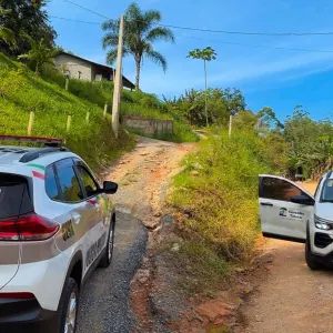 Criança de 7 anos é encontrada sozinha e chorando dentro de casa