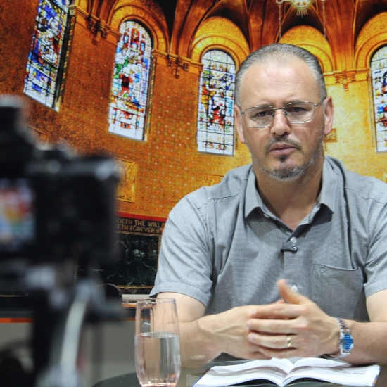 Padre Elizandro conduz uma tarde de fé para renovar a esperança nesta sexta-feira, 20 de fevereiro