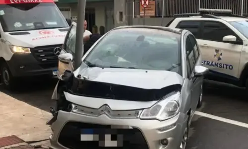 Motorista desmaia ao volante e bate carro em placa de sinalização
