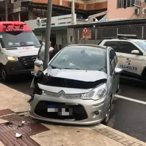 Motorista desmaia ao volante e bate carro em placa de sinalização