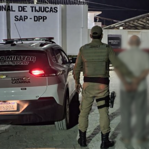 Condenado por estupro, idoso tenta se esconder embaixo da cama, mas termina preso