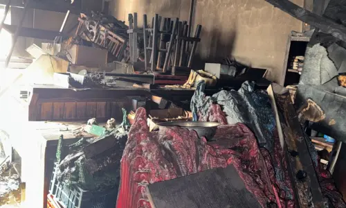 Incêndio destrói comércio e deixa proprietário ferido