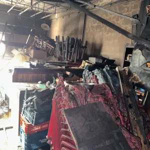 Incêndio destrói comércio e deixa proprietário ferido