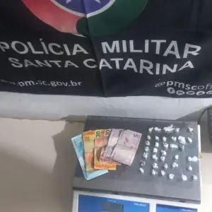 Dupla é detida com drogas e dinheiro após tentativa de fuga