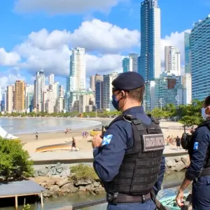 Suspeito de violência doméstica é levado à delegacia após intervenção de moradores