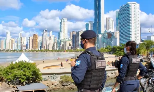 Suspeito de violência doméstica é levado à delegacia após intervenção de moradores