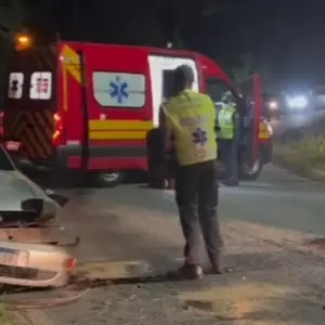 Crianças são levadas a hospital após colisão entre dois carros 