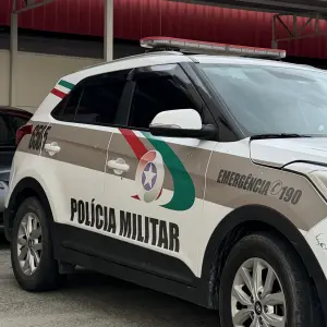 Adolescente é conduzido à delegacia após cumprimento de mandado