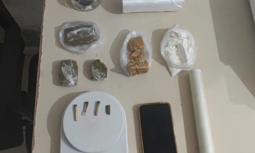 Denúncia de tráfico termina com apreensão de drogas e detenção 