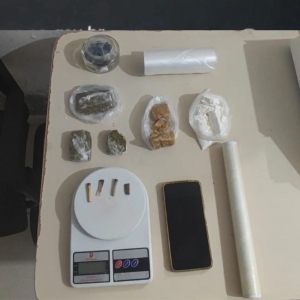 Denúncia de tráfico termina com apreensão de drogas e detenção 