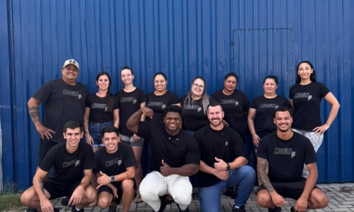 Rodrigo Pantera visita maior empresa do segmento fitness masculino no Sul e movimenta fábrica em Tijucas