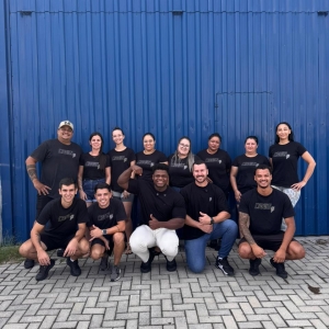 Rodrigo Pantera visita maior empresa do segmento fitness no Sul e movimenta fábrica em Tijucas