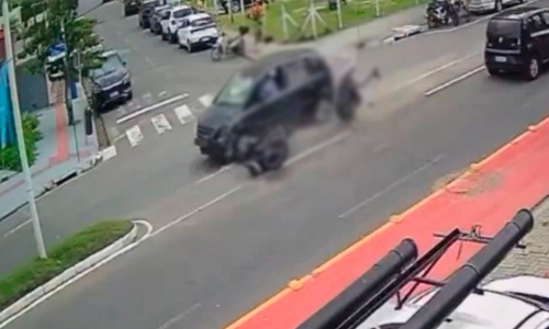 Após discussão no trânsito, motorista atinge motociclista, foge e acaba preso