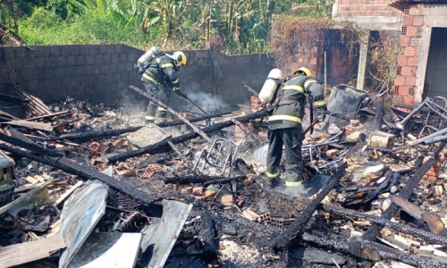 Incêndio destrói residência após curto-circuito em banheiro; não houve vítimas