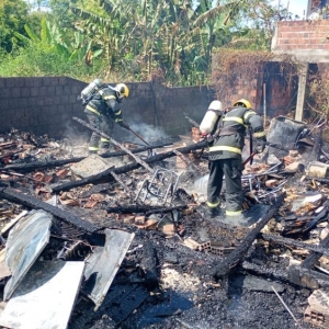 Incêndio destrói residência após curto-circuito em banheiro; não houve vítimas