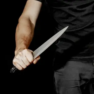 Homem sofre golpes de faca no pescoço durante briga e é internado em estado grave