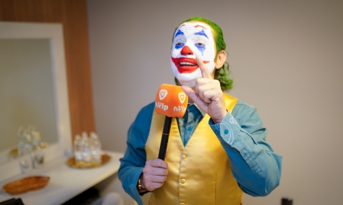 ASSISTA ▶️ | Mauricio Dollenz leva humor irreverente ao Porto Belo Hall