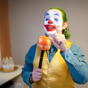 ASSISTA ▶️ | Mauricio Dollenz leva humor irreverente ao Porto Belo Hall