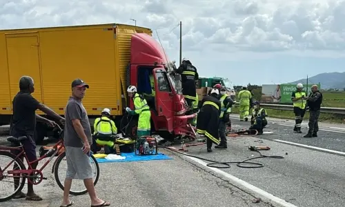 Batida entre caminhões interdita rodovia e causa congestionamento quilométrico na BR-101