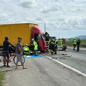 Batida entre caminhões interdita rodovia e causa congestionamento quilométrico na BR-101