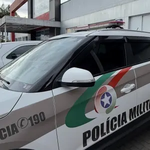 Mandado de prisão termina em agressão e reforço policial com um pedaço de madeira 