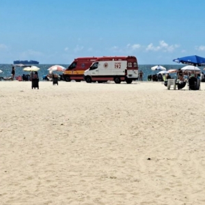 Parada cardíaca na areia mobiliza bombeiros e SAMU de duas cidades; idoso não resistiu e faleceu
