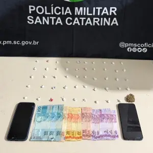 Denúncia anônima leva a desarticulação de ponto de tráfico e apreensão de drogas e dinheiro