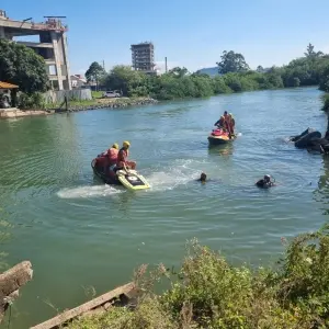 Mergulhadores encontram corpo de homem que caiu de ponte no Rio Perequê