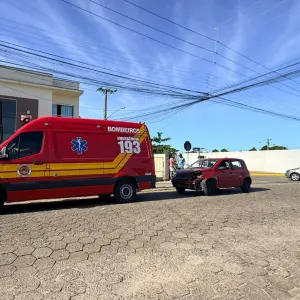 Colisão entre carro e moto deixa ferido em Tijucas