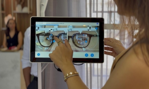 ENTREVISTA ▶️ | Tecnologia usada para personalizar lentes de óculos com mais precisão chega a Tijucas; saiba onde
