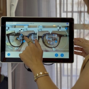 Tecnologia usada para personalizar lentes de óculos com mais precisão chega a Tijucas; saiba onde