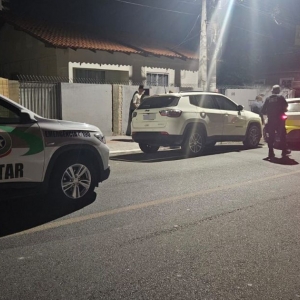 Motorista embriagado bate carro e tenta fugir, mas é detido por populares