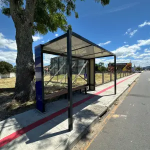 Tijucas inicia instalação de 30 novos pontos de ônibus com foco em acessibilidade