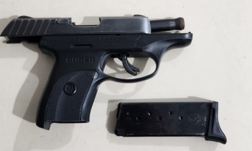 Suspeito é baleado ao tentar invadir apartamento; arma sem registro foi apreendida