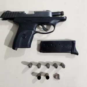 Suspeito é baleado ao tentar invadir apartamento; arma sem registro foi apreendida