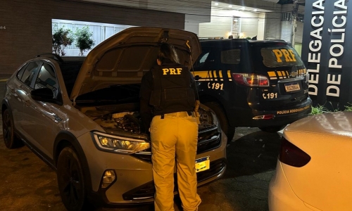 Foragida por tráfico é presa na BR-101 ao dirigir carro furtado e com placa adulterada