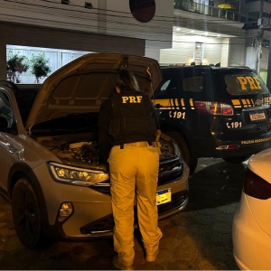 Foragida por tráfico é presa na BR-101 ao dirigir carro furtado e com placa adulterada